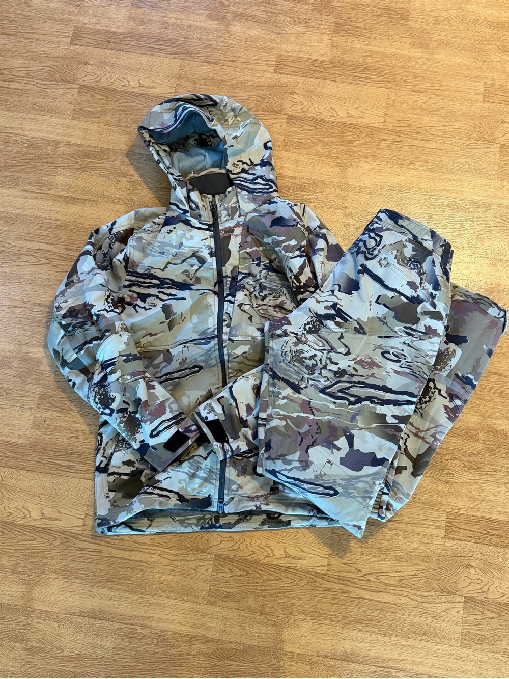 Under Armour Hunt Gore-Tex Men's Hooded Camo Jacket and Pants Set - Multi-Color